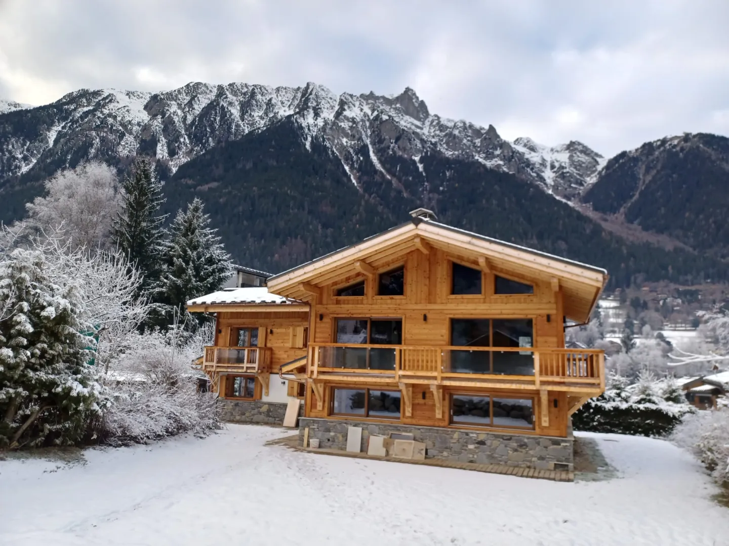 Chalet ossature bois - Bardage mélèze étuvé - Couverture bac acier - Chamonix