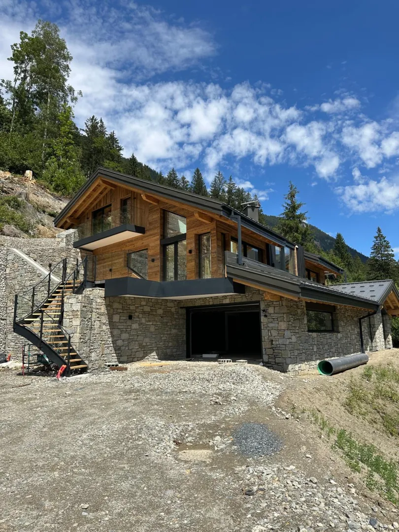 Charpente Sapin étuvé éclaté- Couverture bac acier- Façade costes de vieux bois - Chamonix