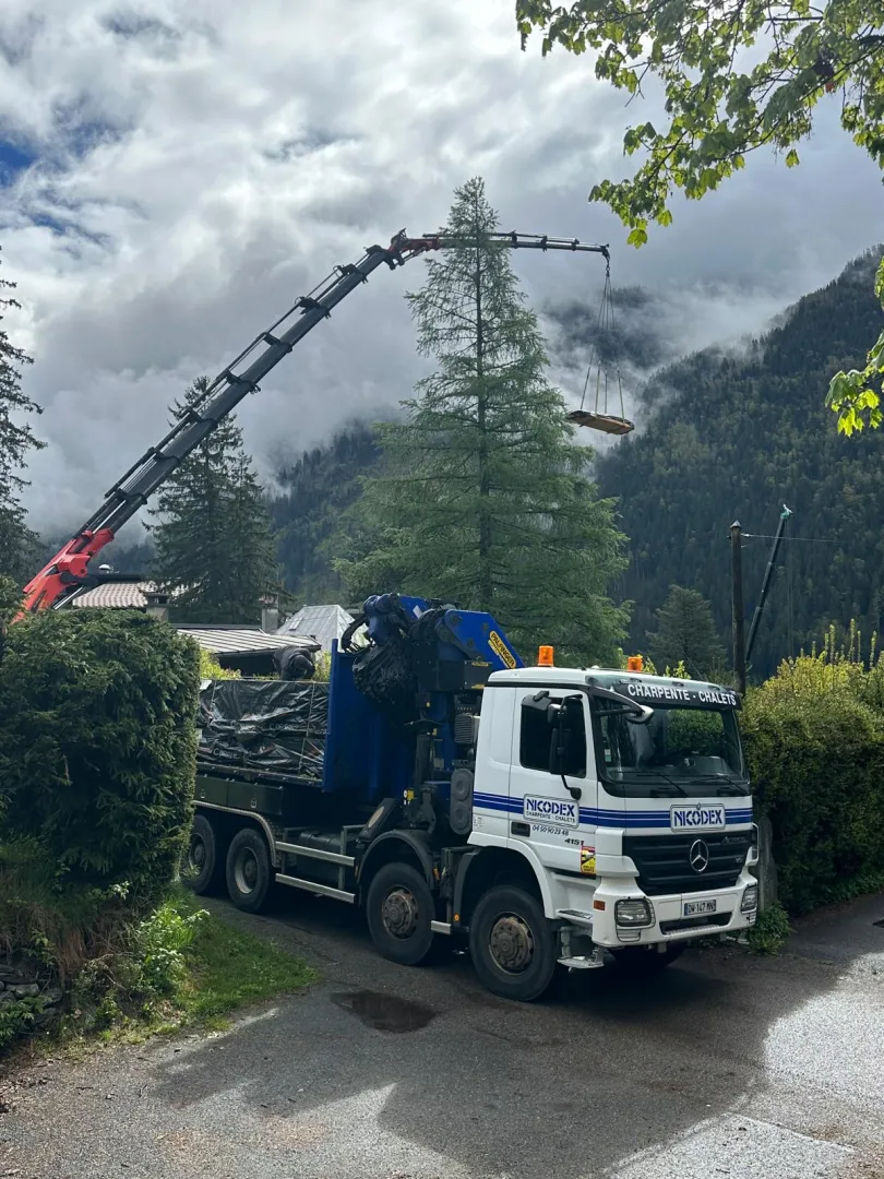 Levage d'un chalet à Chamonix
