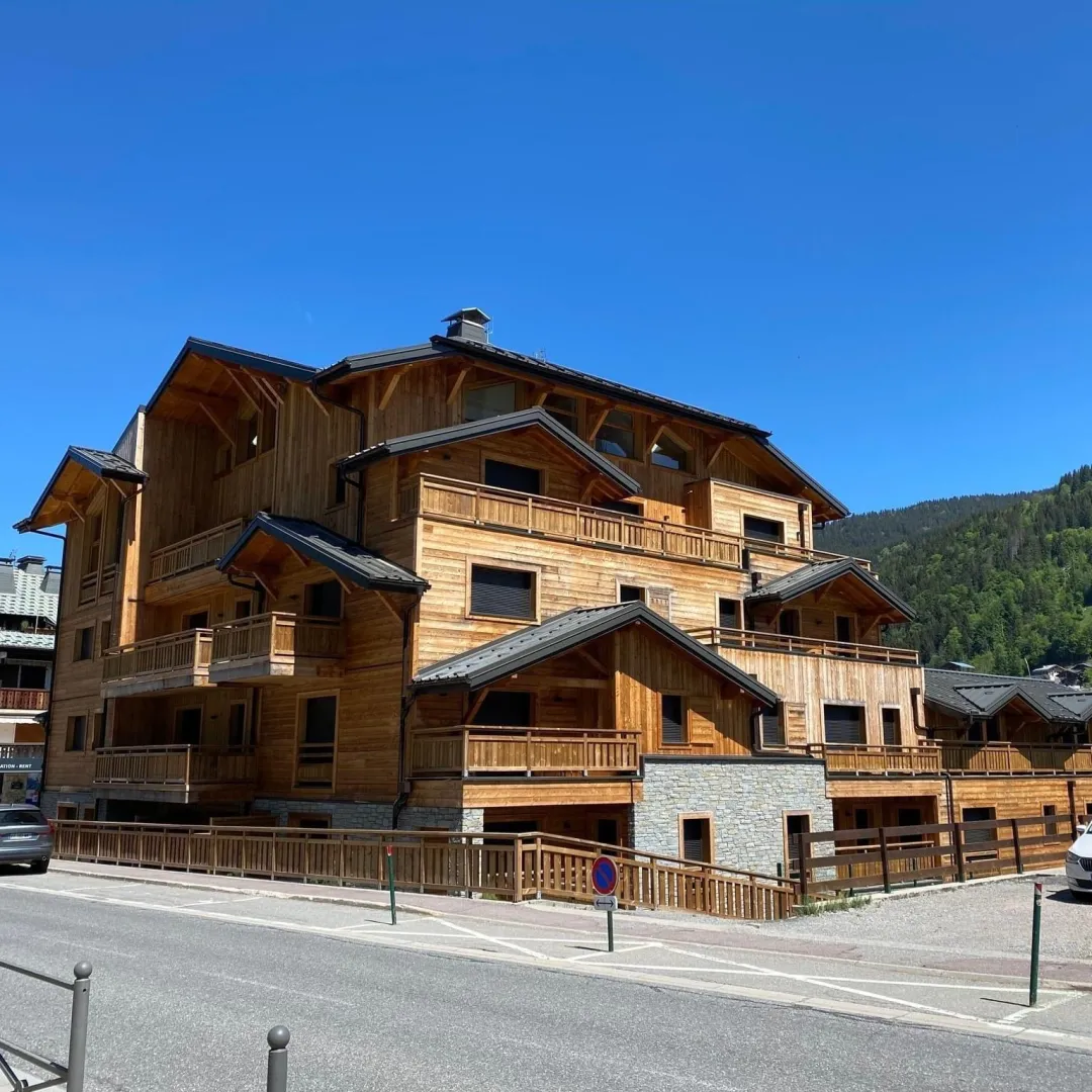 Collectif d'appartements - Charpente sapin- Couverture tôle- Bardage mélèze étuvé- Morzine