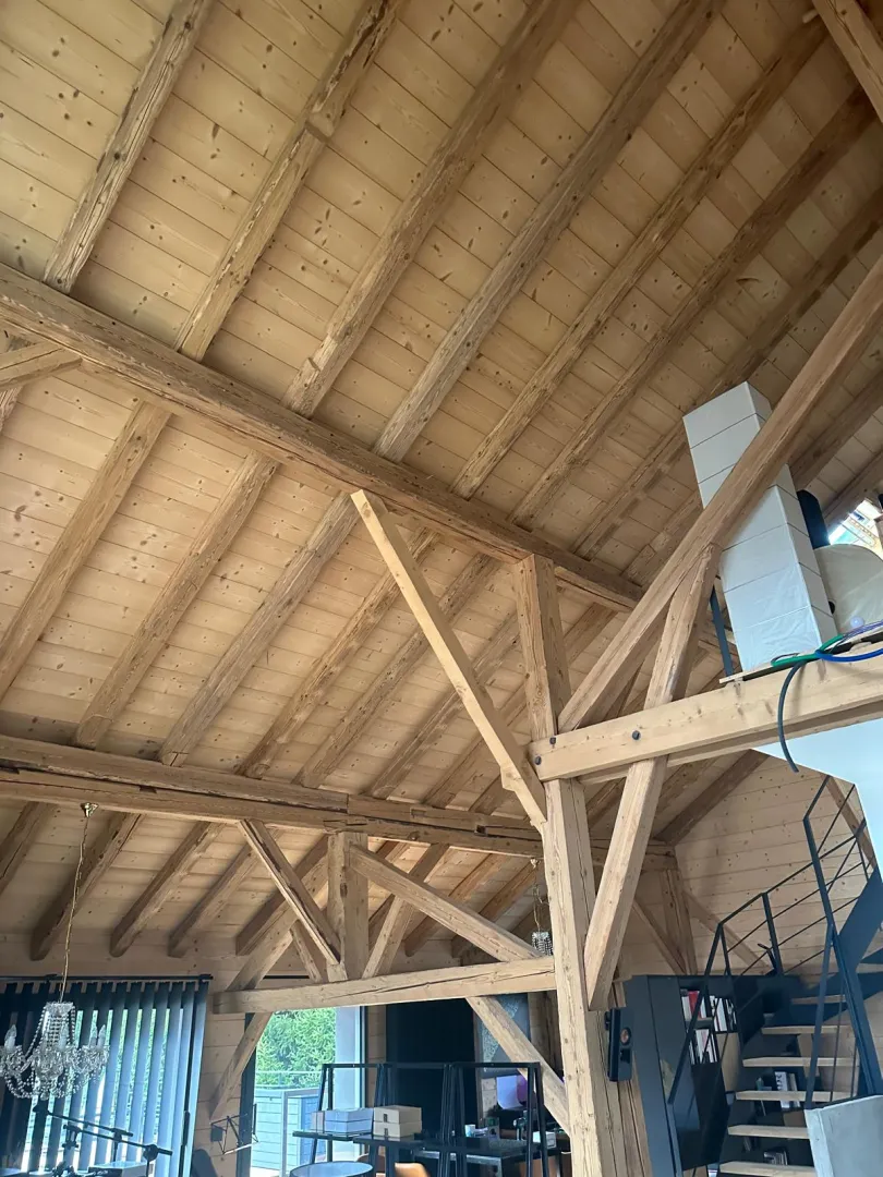Rénovation d'une ancienne ferme - Charpente vieux bois - Plancher sapin thermo brossé
