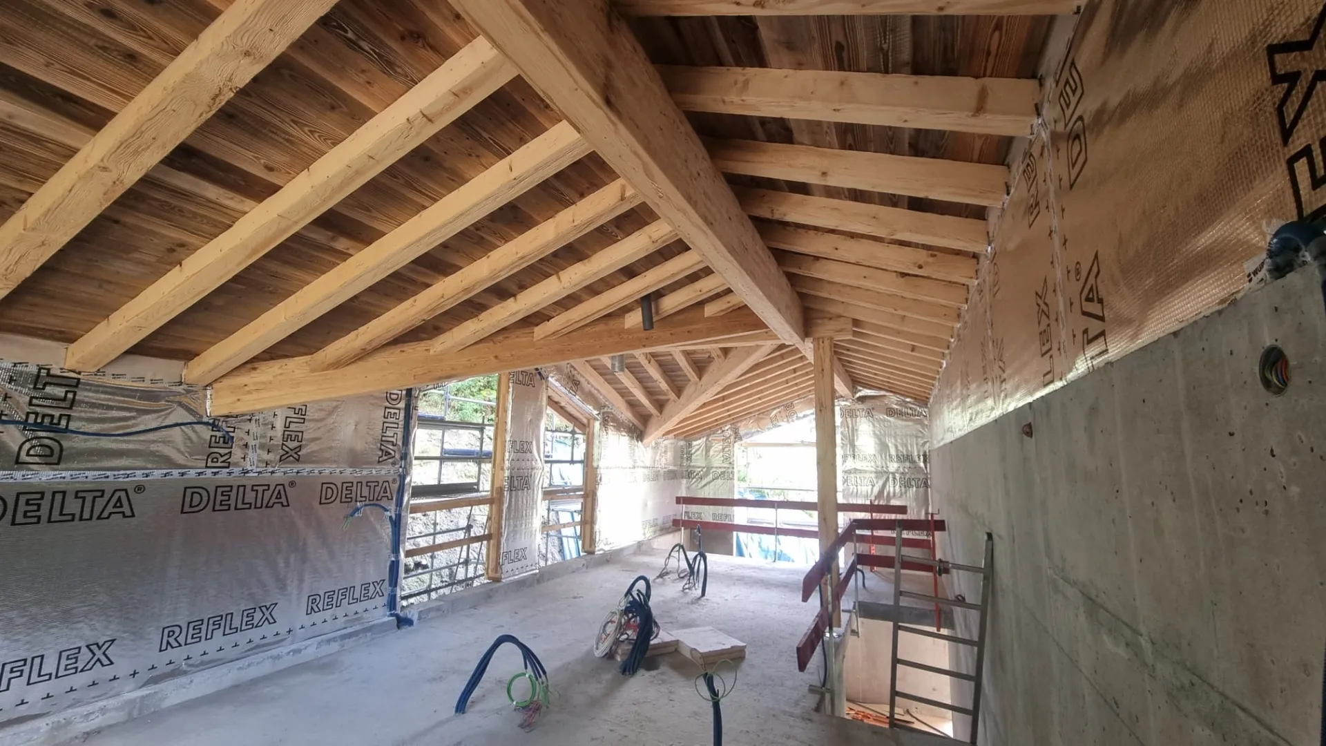 Charpente sapin étuvé éclaté - Plancher de toiture vieux bois - Le Lavancher - Chamonix