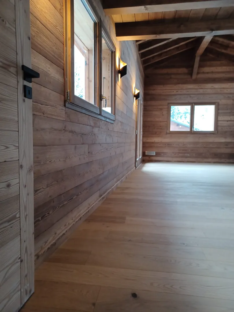 Bardage mélèze étuvé montagne & porte mélèze étuvé