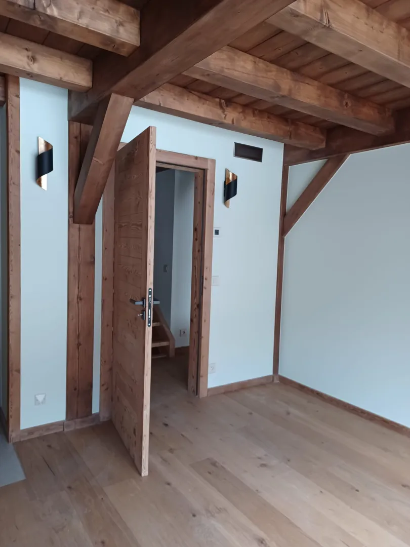 Solivage et bardage sapin lasuré - Porte mélèze étuvé - Parquet chêne - Chamonix
