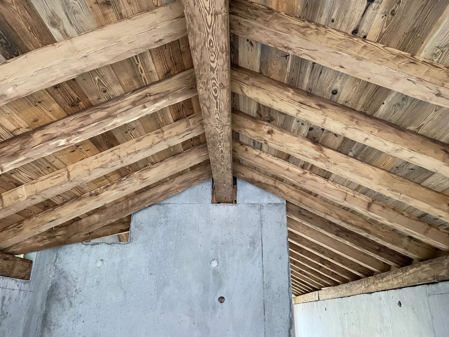 Charpente sapin étuvé éclaté - Plancher de toiture vieux bois - Le Lavancher - Chamonix
