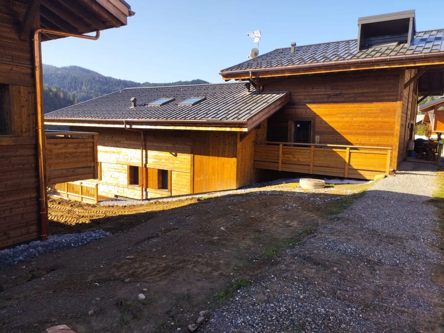 Charpente sapin brûlé - Couverture bac acier - Bardage sapin brûlé - Les Gets