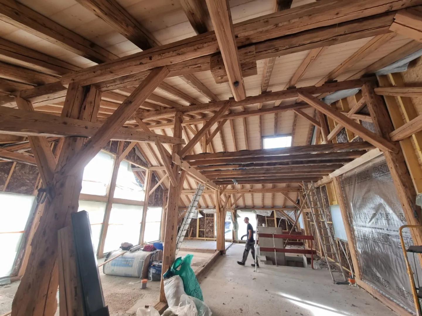 Rénovation d'une ferme-Charpente vieux bois-Plancher sapin thermotraité-Les Carroz