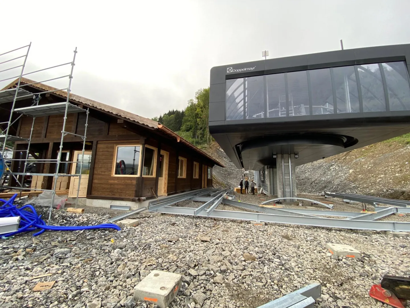 Gare de départ de la télécabine de Vercland -Bois brûlé brossé - Samoëns