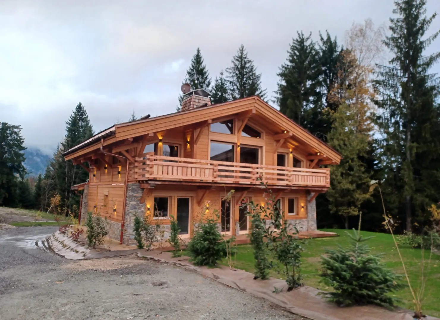 Chalet poteaux poutre - Charpente mélèze - Couverture tavaillons - Bardage mélèze